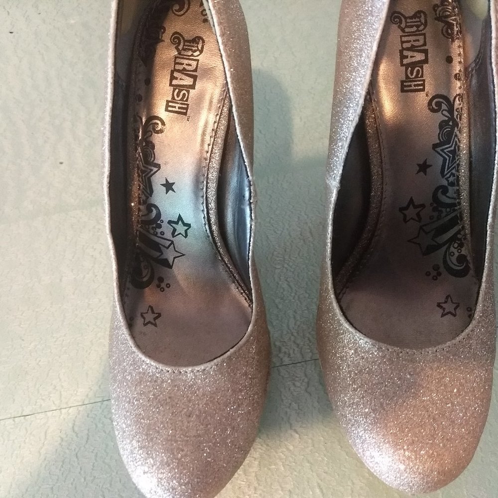 SOLID GOLD WITH GLITTER ACCENTS PUMPS SIZE 8 Brash Pumps